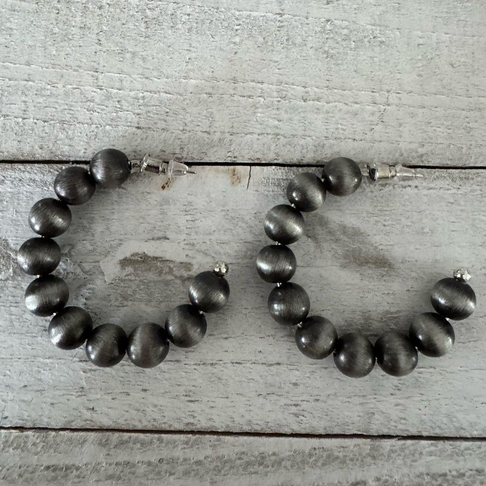 Elegant Silver Beaded Jewelry Set - Picture 2 of 7